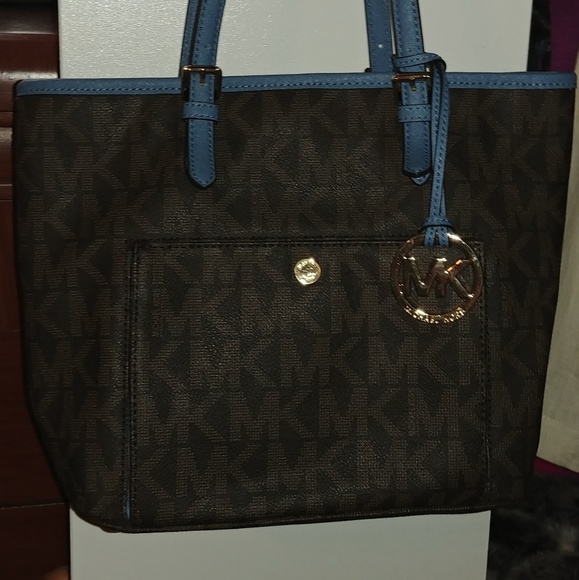 Michael Kors Handbags - Authentic Michael kors purse